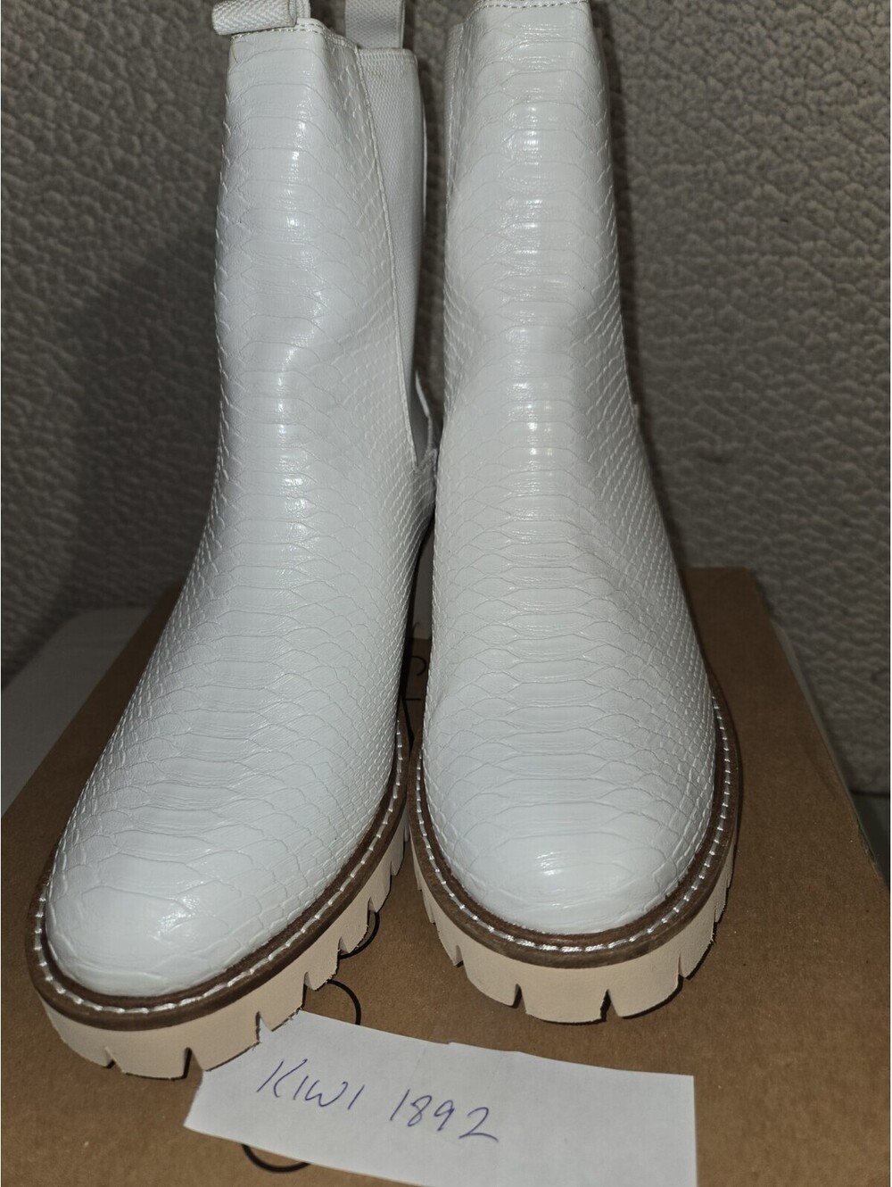 coconuts by matisse boots Chase Sz 10 NWT White Alligator  Print Lug Soles
